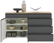 Frontale Ansicht eines modernen Sideboards mit offenen Schubladen und Türen, dekoriert mit Vasen und Schalen auf der Oberseite.