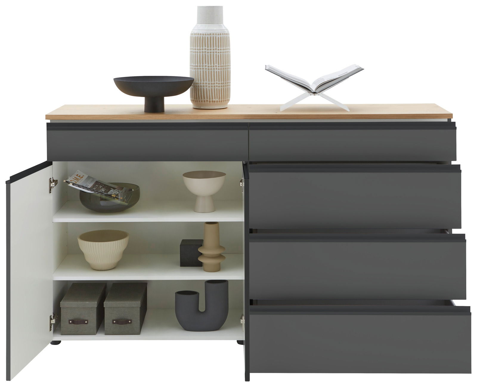Frontale Ansicht eines modernen Sideboards mit offenen Schubladen und Türen, dekoriert mit Vasen und Schalen auf der Oberseite.