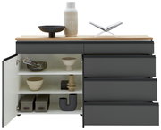 Frontale Ansicht eines modernen Sideboards mit offenen Schubladen und Türen, dekoriert mit Vasen und Schalen auf der Oberseite.