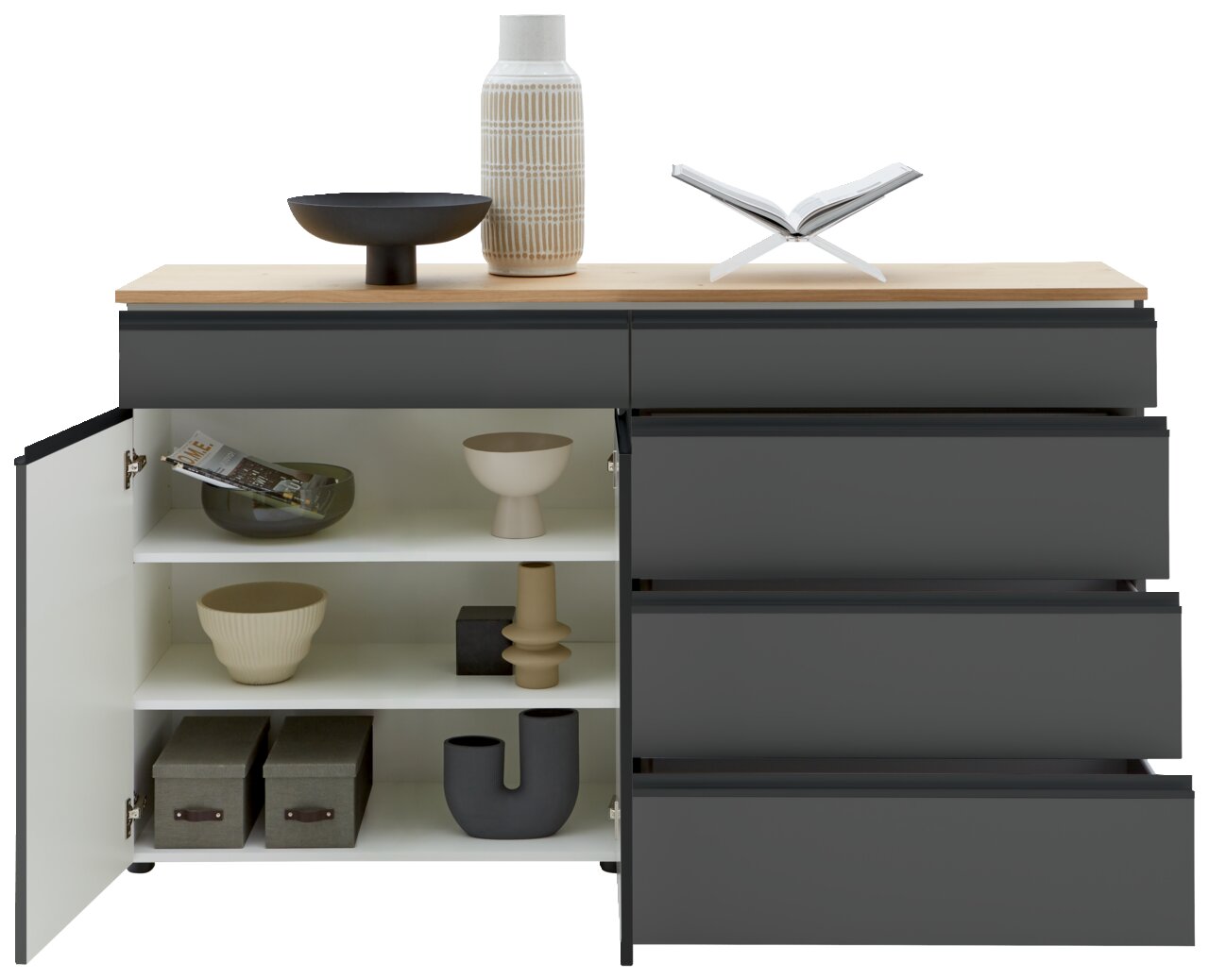Frontale Ansicht eines modernen Sideboards mit offenen Schubladen und Türen, dekoriert mit Vasen und Schalen auf der Oberseite.