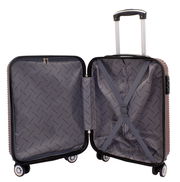 Offener burgunderfarbener Trolley mit grauem Innenfutter und Kreuzspanngurten, Perspektive von vorne.