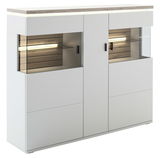 Modernes Highboard in Weiß mit Holzdetails und integrierter Beleuchtung, Frontalansicht