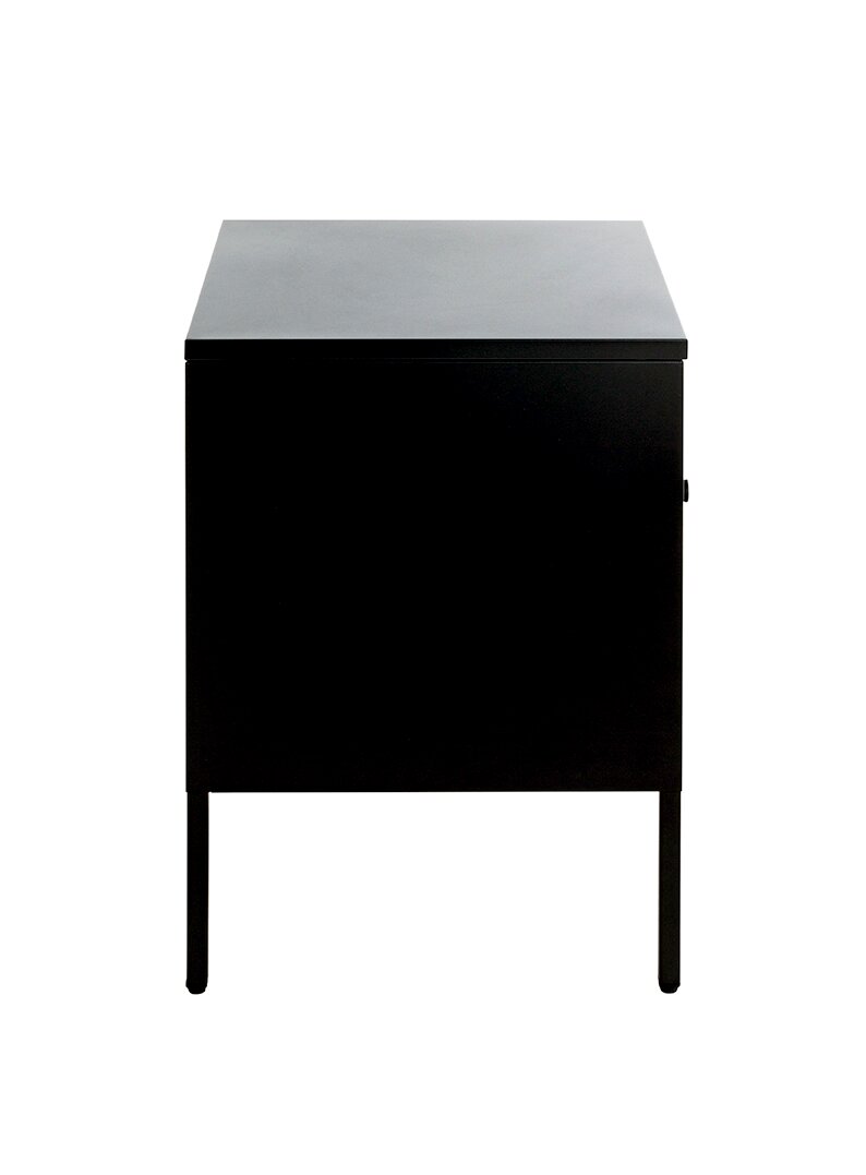 Schwarzer, minimalistischer Beistellschrank/Sideboard mit glatter Front und vier schlanken Beinen, Produktfoto in frontaler Ansicht mit leicht erhöhter Perspektive auf weißem Hintergrund