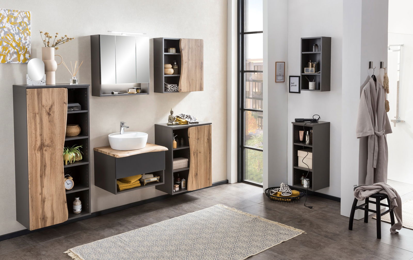 Moderner Badezimmer-Hängeschrank in Holzoptik, frontal fotografiert, Teil eines stilvollen Badmöbel-Sets.