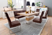 Modernes Esszimmer-Set mit rechteckigem Holztisch in Weiß/Eiche-Optik und vier braunen Freischwinger-Stühlen auf grauem Teppich, gezeigt in leicht erhöhter Perspektive schräg von vorn.