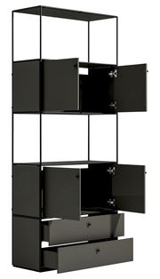 Schwarzes, hohes Regal mit offenen Schranktüren und Schubladen, seitliche Perspektive