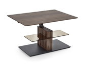 Moderner Couchtisch mit Holzoptik, Glasablage und Metallfuß, seitliche Perspektive