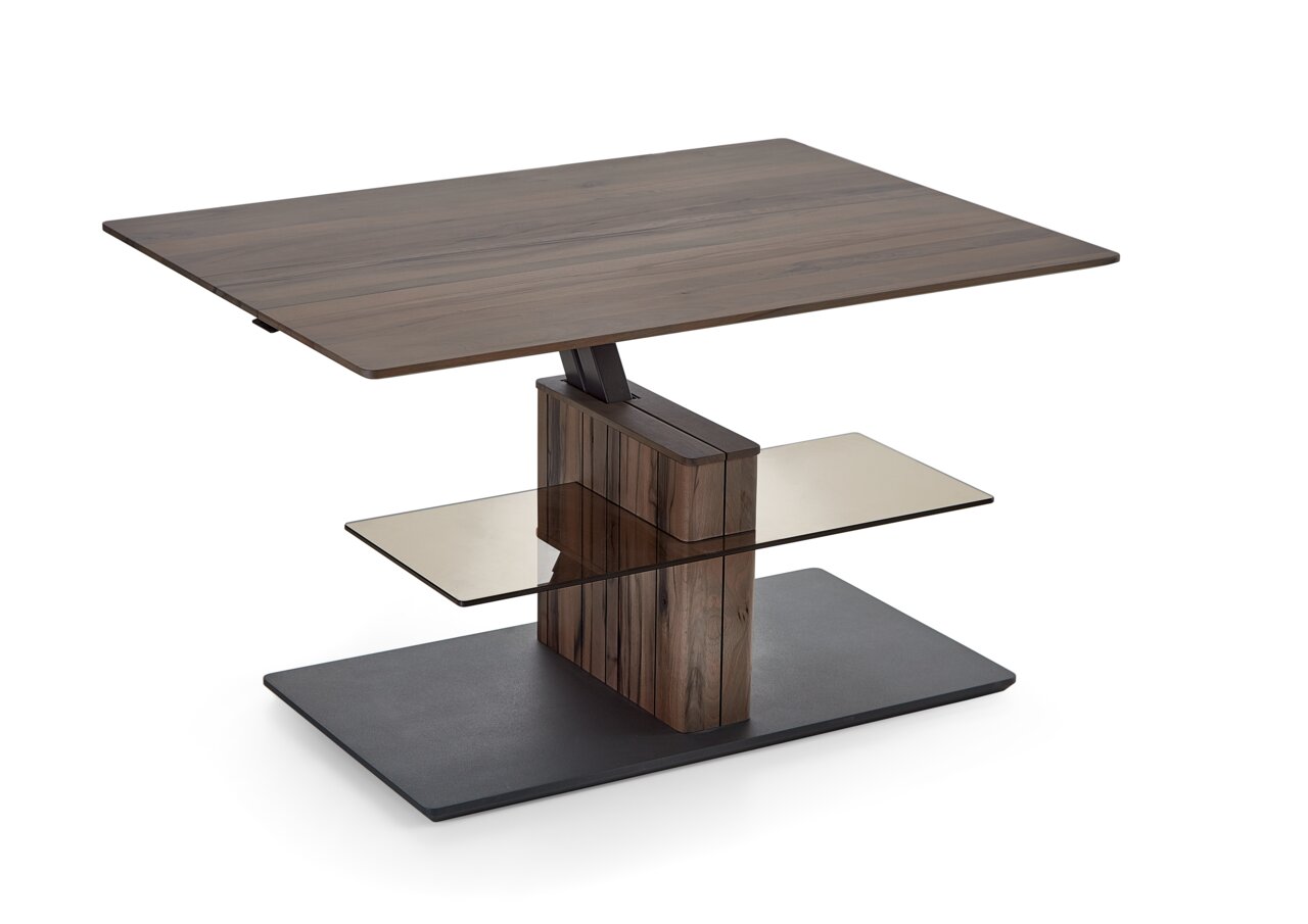 Moderner Couchtisch mit Holzoptik, Glasablage und Metallfuß, seitliche Perspektive