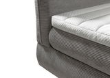 Nahaufnahme eines grauen Boxspringbetts mit gestepptem weißen Topper, seitliche Perspektive