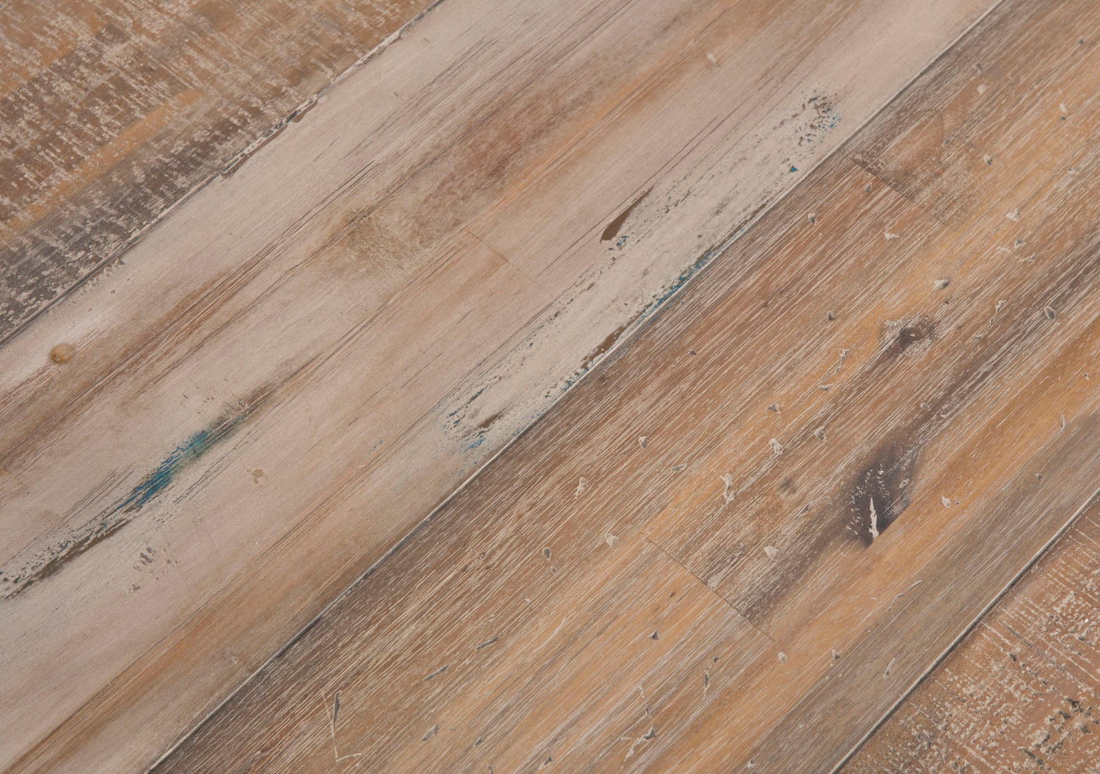 Nahaufnahme der Holzoberfläche eines TV-Lowboards mit rustikaler, verwitterter Optik und verschiedenen Brauntönen.