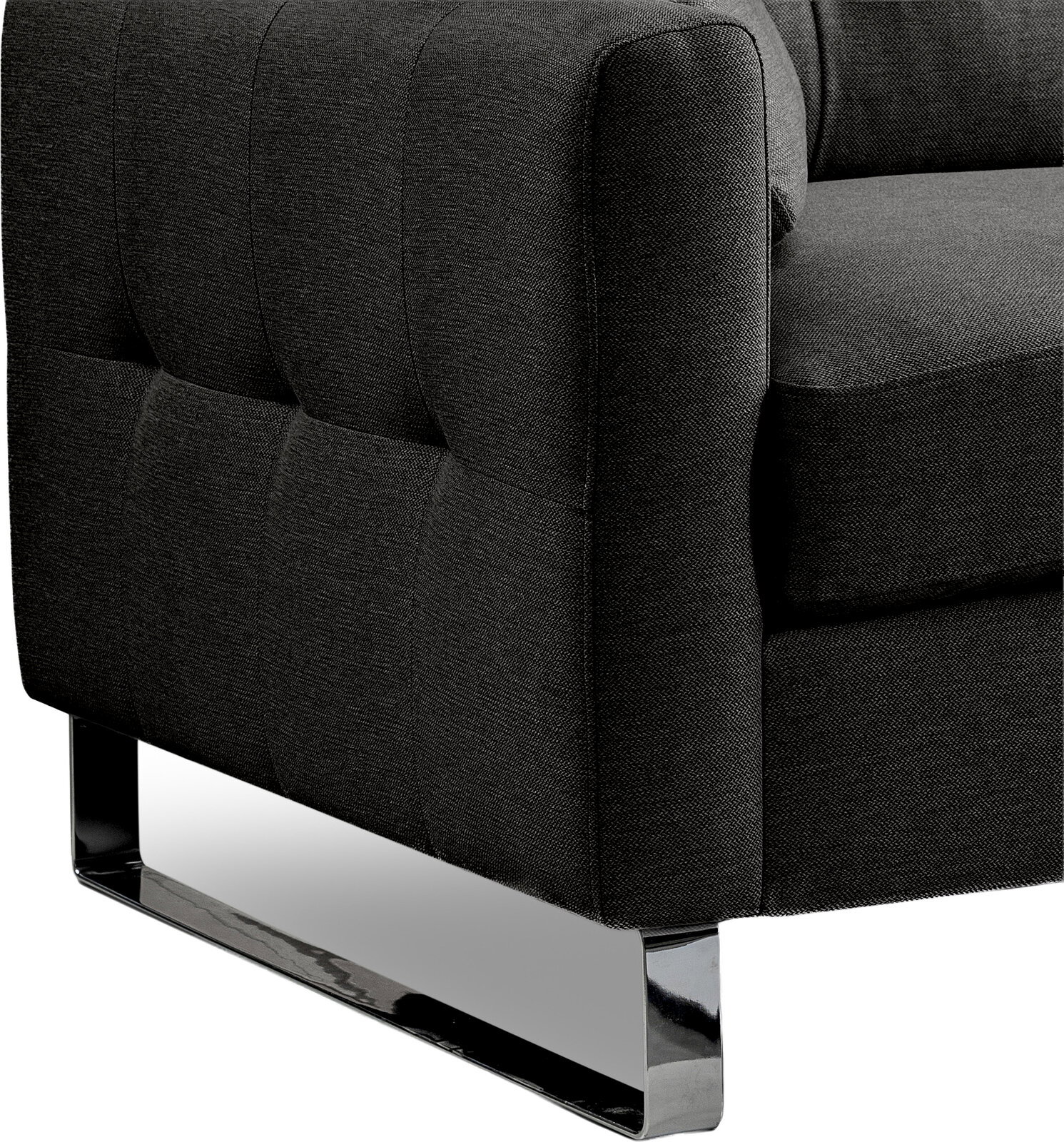 Detailaufnahme eines dunkelgrauen Stoffsofas mit gesteppter Polsterung und glänzendem Metallkufenfuß, Perspektive schräg von vorne/seitlich