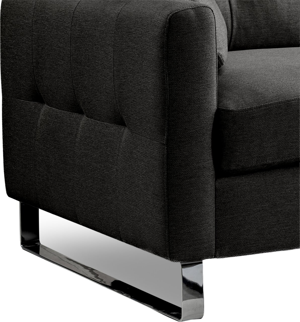 Detailaufnahme eines dunkelgrauen Stoffsofas mit gesteppter Polsterung und glänzendem Metallkufenfuß, Perspektive schräg von vorne/seitlich