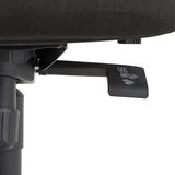 Nahaufnahme eines Drehstuhls mit Fokus auf den Hebel zur Höhenverstellung unter dem Sitz.