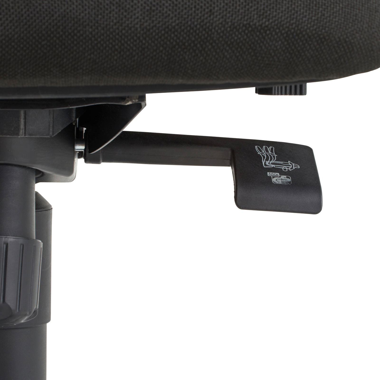 Nahaufnahme eines Drehstuhls mit Fokus auf den Hebel zur Höhenverstellung unter dem Sitz.