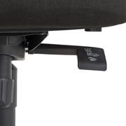 Nahaufnahme eines Drehstuhls mit Fokus auf den Hebel zur Höhenverstellung unter dem Sitz.