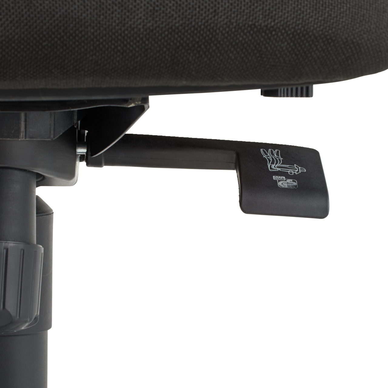 Nahaufnahme eines Drehstuhls mit Fokus auf den Hebel zur Höhenverstellung unter dem Sitz.