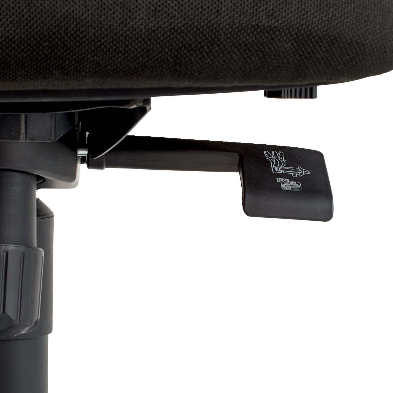 Nahaufnahme eines Drehstuhls mit Fokus auf den Hebel zur Höhenverstellung unter dem Sitz.