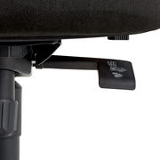 Nahaufnahme eines Drehstuhls mit Fokus auf den Hebel zur Höhenverstellung unter dem Sitz.