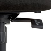 Nahaufnahme eines Drehstuhls mit Fokus auf den Hebel zur Höhenverstellung unter dem Sitz.