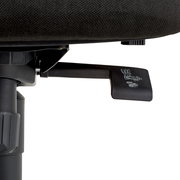 Nahaufnahme eines Drehstuhls mit Fokus auf den Hebel zur Höhenverstellung unter dem Sitz.