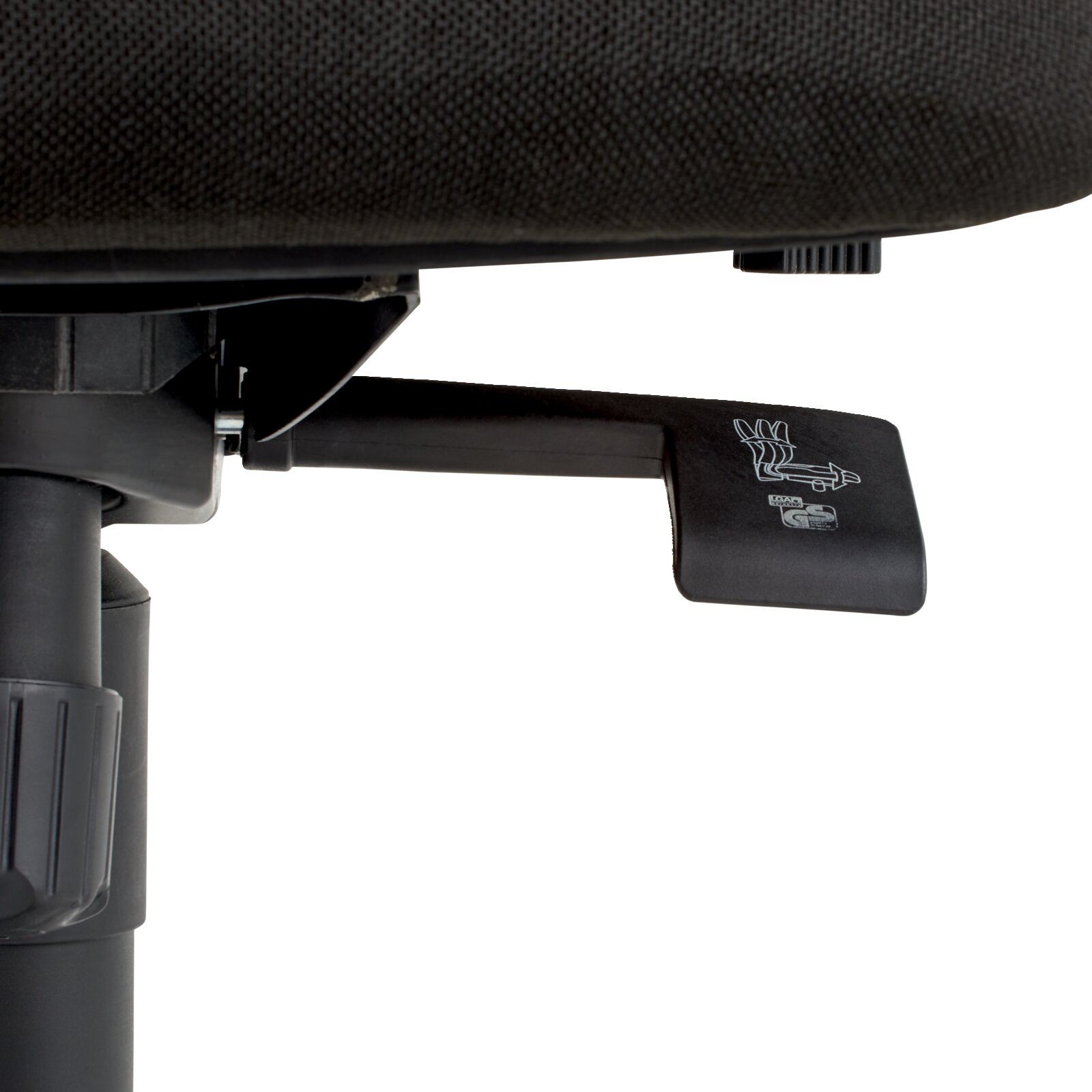 Nahaufnahme eines Drehstuhls mit Fokus auf den Hebel zur Höhenverstellung unter dem Sitz.