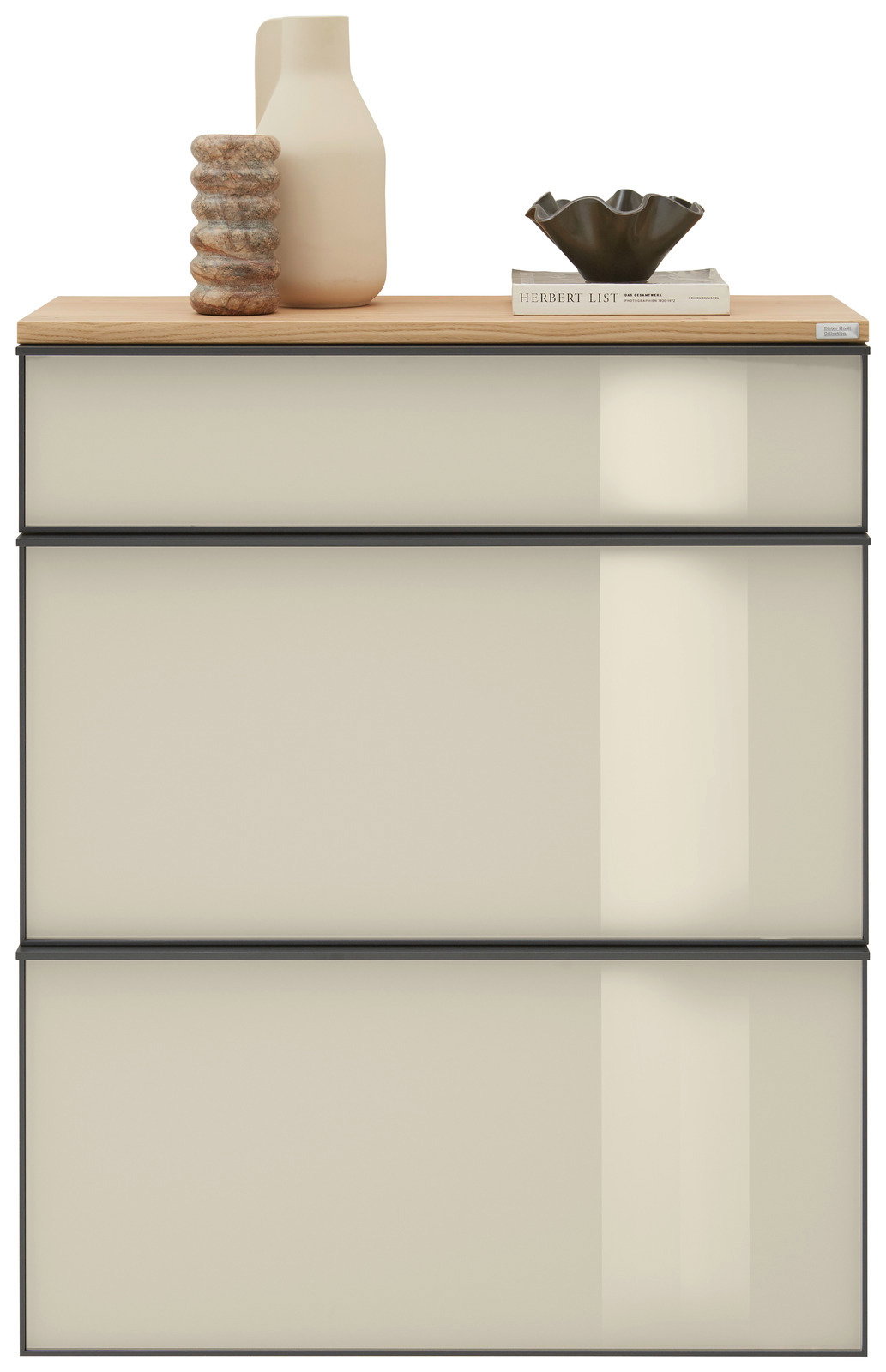 Moderner Hängeschuhschrank mit drei Schubladen, dekoriert mit einer Vase, einem Buch und einer Schale, Frontalansicht