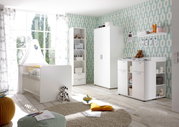 Helles Kinderzimmer mit weißem Gitterbett, Wickelkommode und Schrank in moderner Einrichtung, seitliche Perspektive.