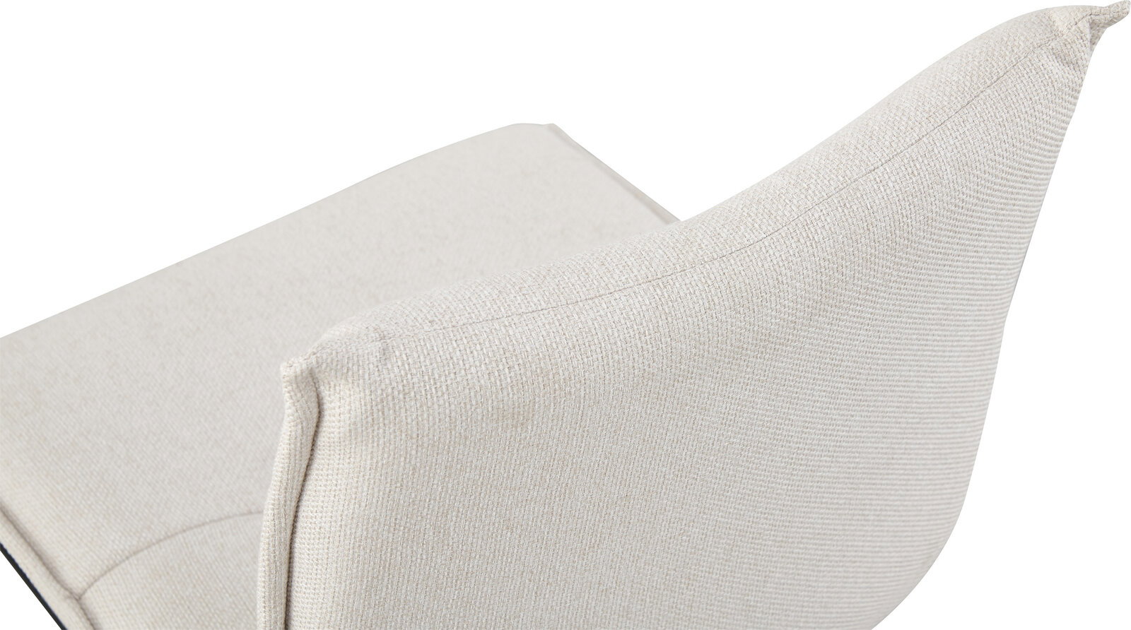 Nahaufnahme eines hellbeigen, strukturierten Polsterstuhls mit geschwungener Rückenlehne, Ansicht schräg von hinten/seitlich