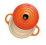 Obenansicht einer Mini-Cocotte in Ofenrot mit abgenommenem Deckel und zwei Henkeln.