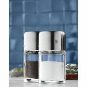 Salz- und Pfefferstreuer-Set BEL GUSTO aus Glas und Edelstahl, Vorderansicht vor blauem Hintergrund.