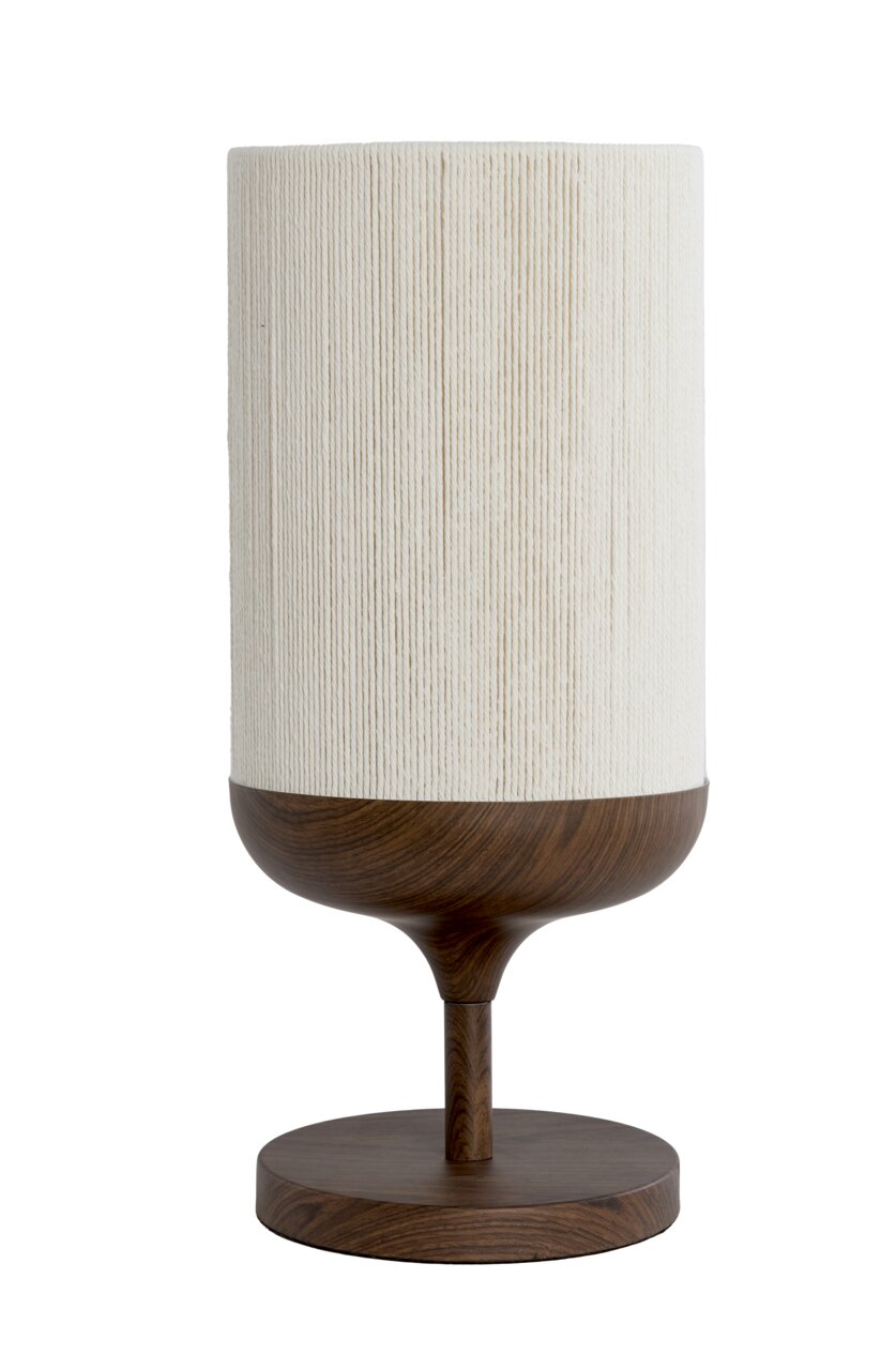 Moderne Tischlampe mit zylindrischem, cremefarbenem Stoffschirm und dunkelbraunem Holzfuß, freigestellt auf weißem Hintergrund, Frontansicht.