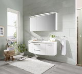 Moderne Badkombination mit weißem, wandhängendem Waschtisch und Spiegelschrank, seitliche Perspektive