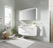 Moderne Badkombination mit weißem, wandhängendem Waschtisch und Spiegelschrank, seitliche Perspektive