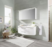 Moderne Badkombination mit weißem, wandhängendem Waschtisch und Spiegelschrank, seitliche Perspektive