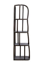 Schwarzes, modernes Regal mit geschwungenen Linien, seitliche Perspektive