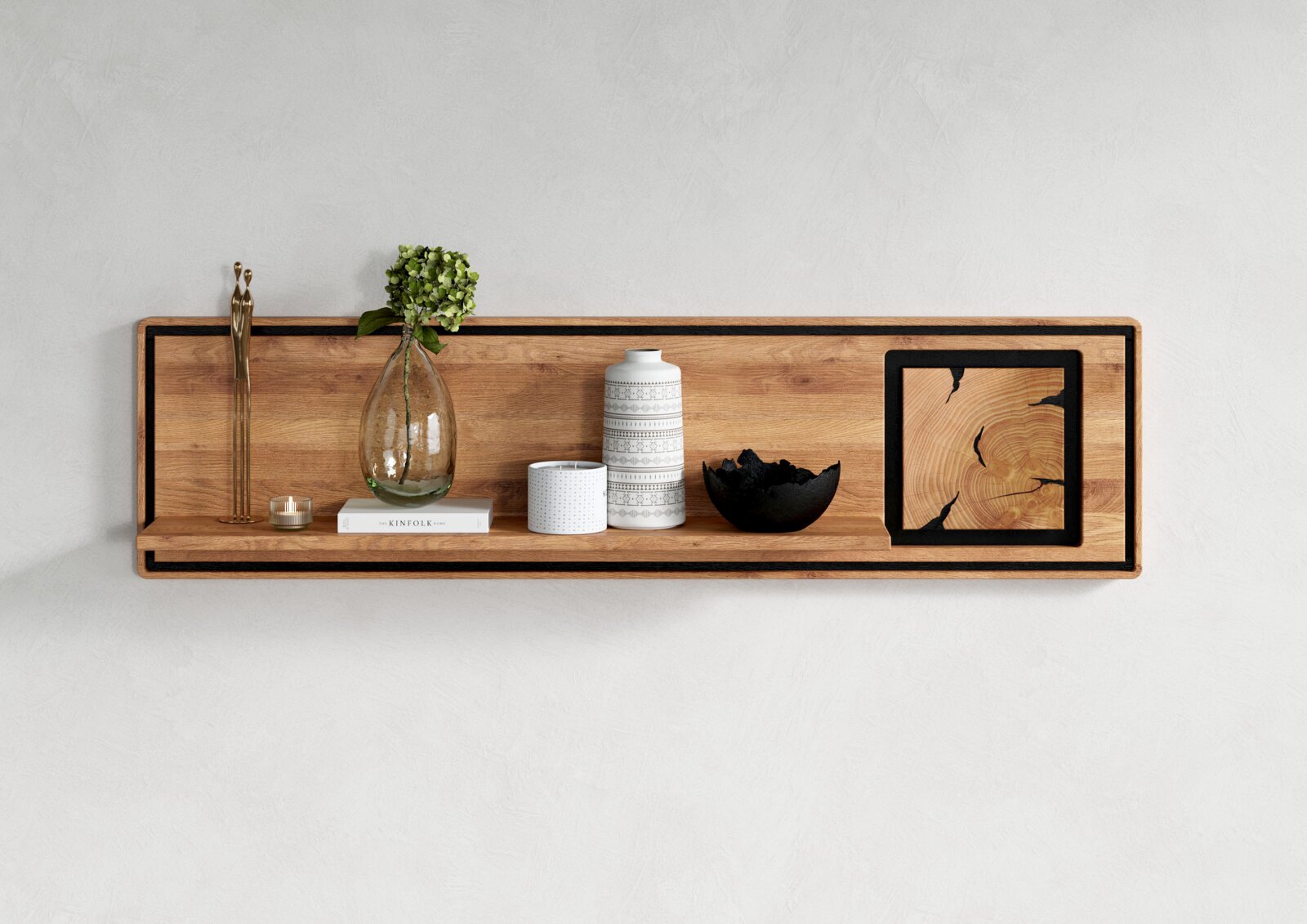 Landscape Wandplank I BRIXEN Moderne houten wandplank met zwart frame, versierd met een vaas, kaarsen, een schaal en een foto, vooraanzicht.