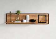 Moderne houten wandplank met zwart frame, versierd met een vaas, kaarsen, een schaal en een foto, vooraanzicht.