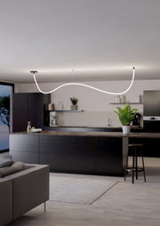 Moderne Küche mit geschwungenem LED-Lichtschlauch an der Decke, seitliche Perspektive