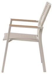 Seitenansicht eines modernen Stapelsessels mit hellem Metallrahmen und Holzarmlehnen.