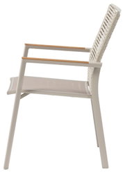 Zijaanzicht van een moderne stapelstoel met een lichtmetalen frame en houten armleuningen.