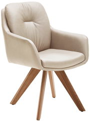 Beiger Armlehnstuhl mit gepolsterter Sitzfläche und Rückenlehne, auf vier hölzernen Beinen, seitliche Perspektive