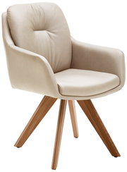 Beiger Armlehnstuhl mit gepolsterter Sitzfläche und Rückenlehne, auf vier hölzernen Beinen, seitliche Perspektive