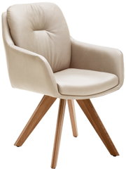 Beiger Armlehnstuhl mit gepolsterter Sitzfläche und Rückenlehne, auf vier hölzernen Beinen, seitliche Perspektive