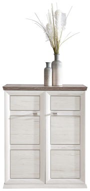 Schuhschrank aus der Serie Camron/Benton in heller Holzoptik mit zwei Vasen und Dekoration auf der Oberseite, Frontalansicht.