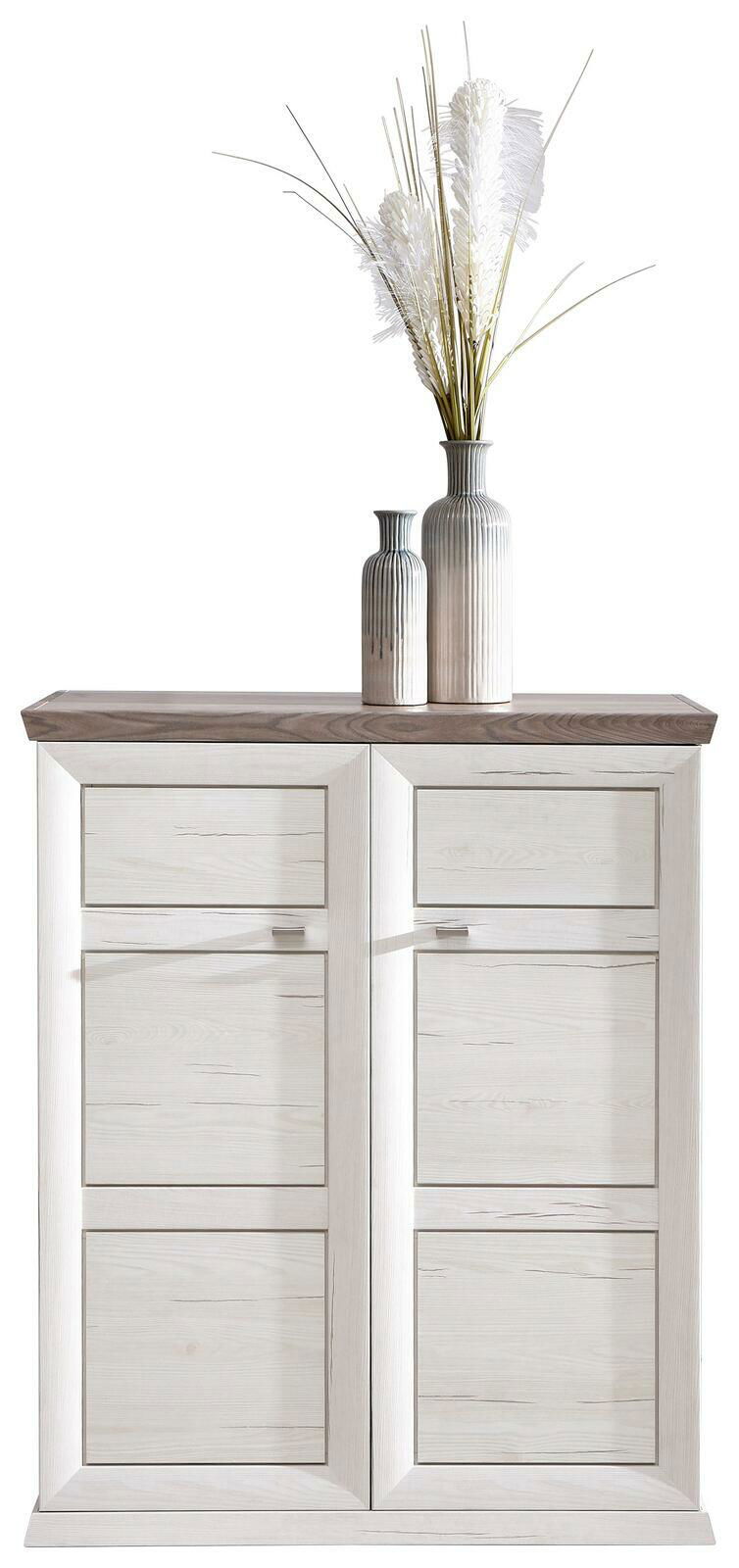 Schuhschrank aus der Serie Camron/Benton in heller Holzoptik mit zwei Vasen und Dekoration auf der Oberseite, Frontalansicht.