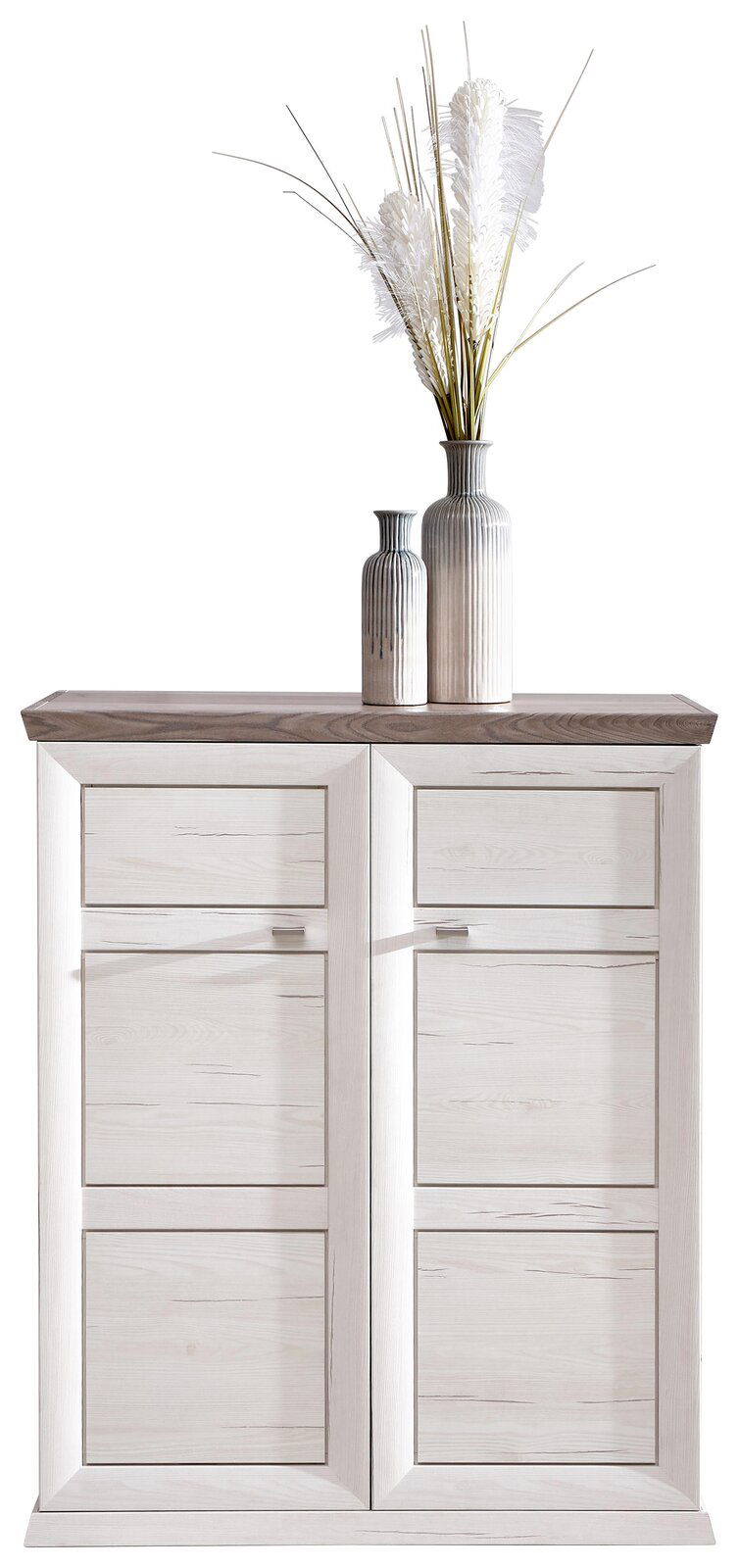 Schuhschrank aus der Serie Camron/Benton in heller Holzoptik mit zwei Vasen und Dekoration auf der Oberseite, Frontalansicht.