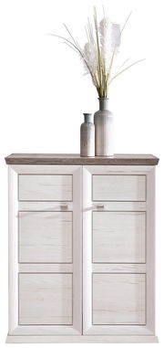 Schuhschrank aus der Serie Camron/Benton in heller Holzoptik mit zwei Vasen und Dekoration auf der Oberseite, Frontalansicht.