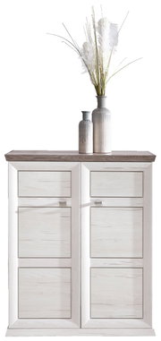 Schuhschrank aus der Serie Camron/Benton in heller Holzoptik mit zwei Vasen und Dekoration auf der Oberseite, Frontalansicht.