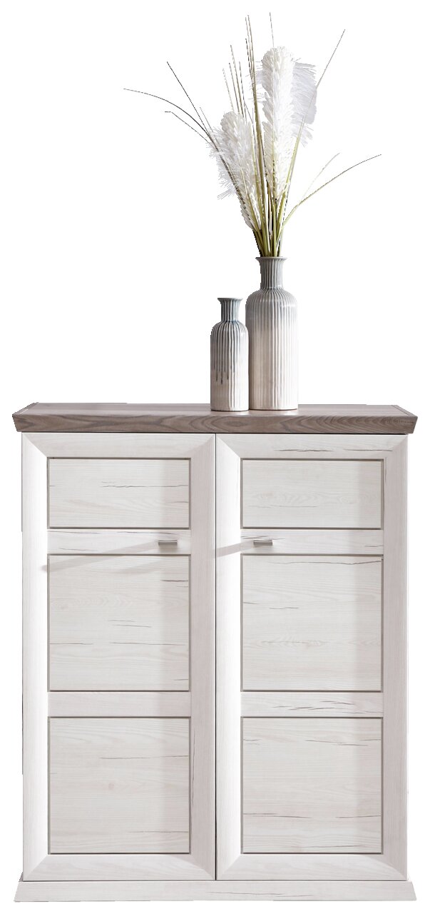Schuhschrank aus der Serie Camron/Benton in heller Holzoptik mit zwei Vasen und Dekoration auf der Oberseite, Frontalansicht.