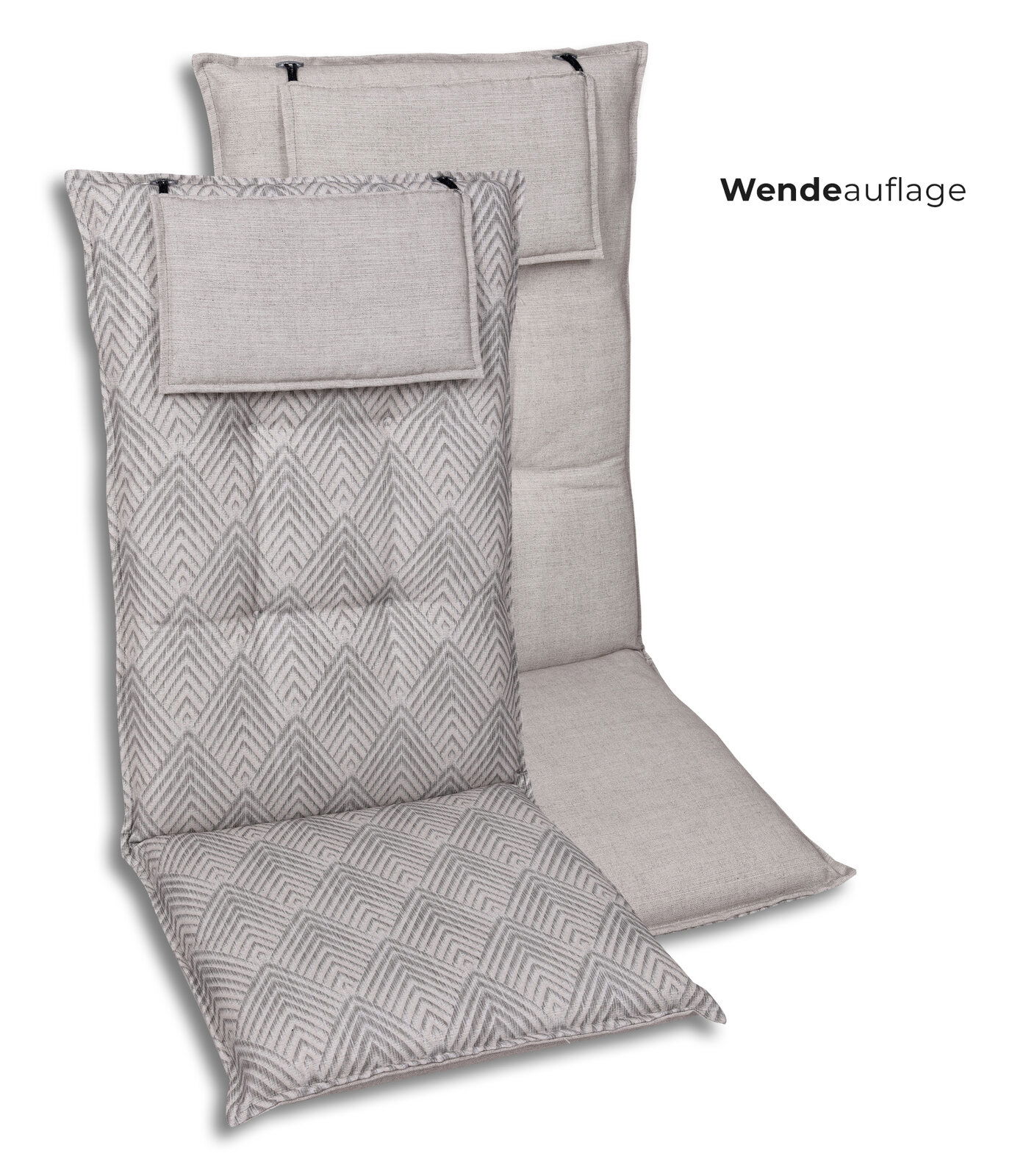 Wendbare Stuhlauflage in Grau mit geometrischem Muster und einfarbiger Rückseite, mit Befestigungsbändern, freigestellt in schräger Vorderansicht